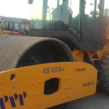 徐工223便宜8成新壓路機(jī)轉(zhuǎn)售