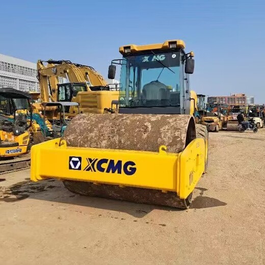 22噸轉(zhuǎn)售壓路機(jī)8成新徐工