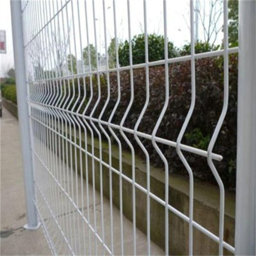 河北框架护栏网厂家供应烟台卷圈护栏网潍坊爬坡护栏网