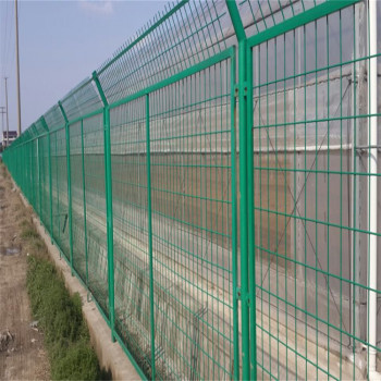 河北高速公路护栏网厂家黄石养殖绿色铁丝网十堰养殖铁丝防护网