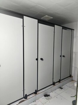 許昌公共廁所板材工廠生產(chǎn)衛(wèi)生間隔斷板金屬鋁蜂窩板工地安裝