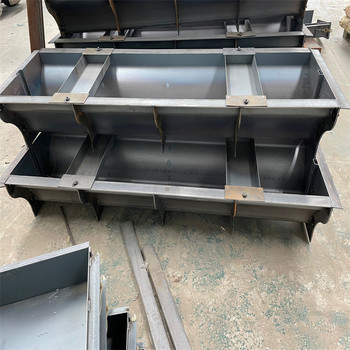 高速道路隔離墩模具鑫鑫成型呈現(xiàn)加工隔離墩鋼模具