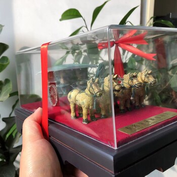 節(jié)慶送陜西特色西安秦陵銅馬車秦皇四匹馬拉戰(zhàn)車模型