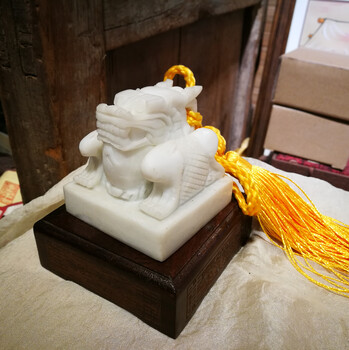 西安開(kāi)會(huì)禮品藍(lán)田玉雕印章可雕刻參會(huì)人員名字紀(jì)念品定制