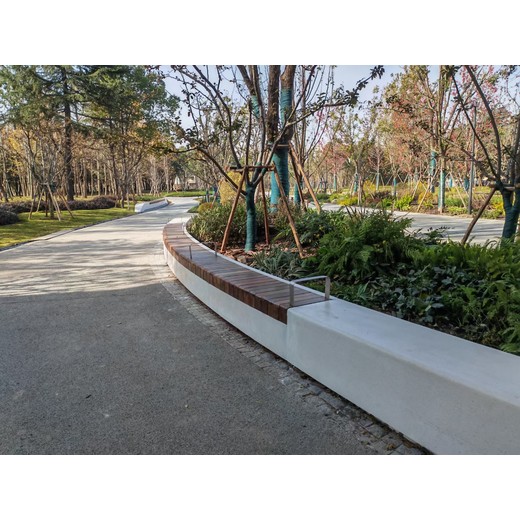 景琪廠(chǎng)家打造公園景觀(guān)創(chuàng  )意建筑，真石麗泰科砼石圓形樹(shù)池，坐凳