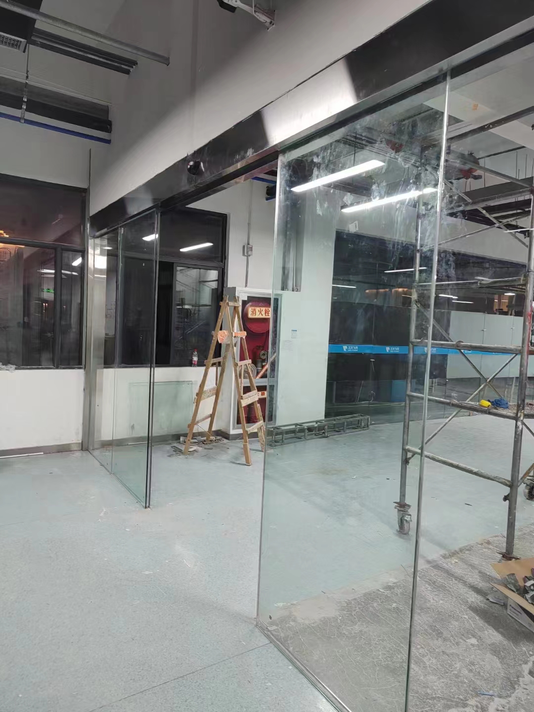西安丈八路玻璃門維修,電子四路地彈簧玻璃維修安裝