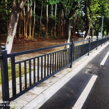 肇慶公路交通護欄生產(chǎn)廠家端州馬路隔離圍欄安裝