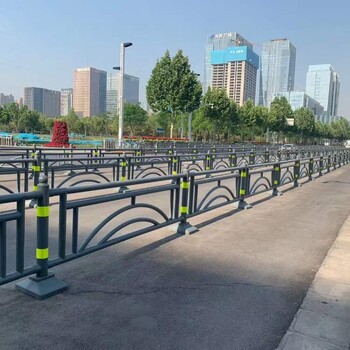 肇慶公路交通護欄生產(chǎn)廠家端州馬路隔離圍欄安裝