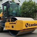 中國洛工6噸單鋼輪振動(dòng)壓路機機械行走液壓振動(dòng)終身服務(wù)