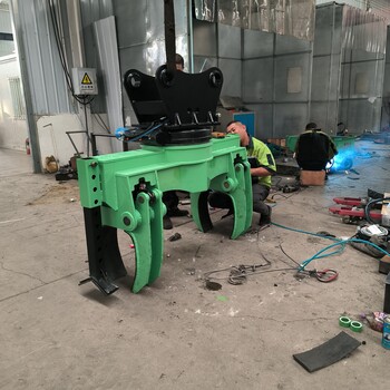 挖掘機(jī)改裝吊水泥電線(xiàn)桿管樁頭電控夾子工具