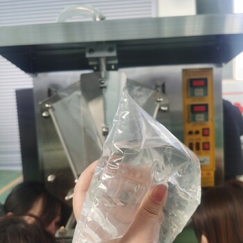 袋裝牛奶包裝機廠家，液體袋裝自動灌裝機