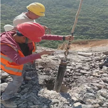 青海果洛二氧化碳气体爆破采矿工作
