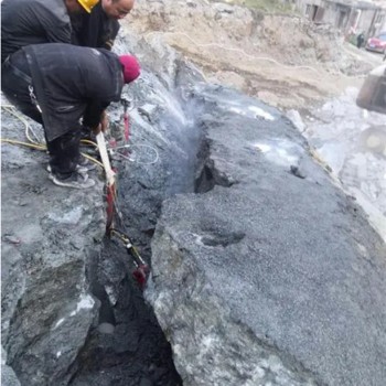 黑龙江鹤岗静态开采岩石设备劈裂棒技术指导