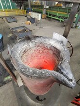 鐵水包澆注料球鐵鑄造鐵水包澆注料強(qiáng)度好不沾渣鐵圖片