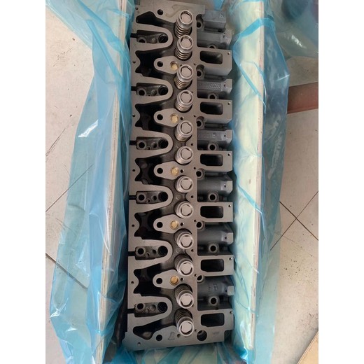 小松挖掘機(jī)pc200-8缸蓋總成6754-11-1101便于安裝性能穩(wěn)定