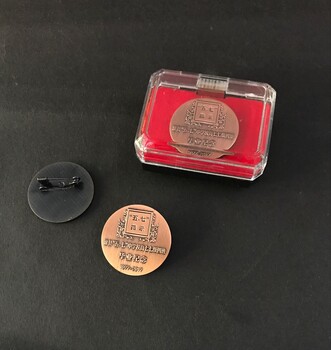 西安本地胸牌設(shè)計(jì)合金或水晶膠彩色金屬底托別針扣徽章
