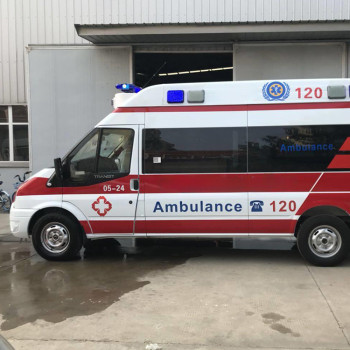 北屯救护车提供跨省转运病人服务，医护团队全程护送