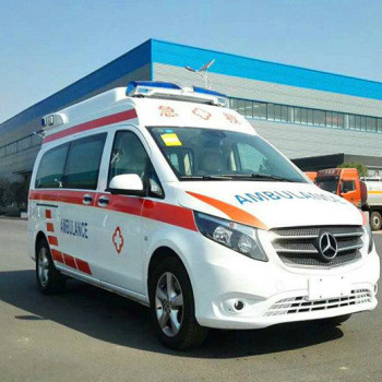 黔江救护车提供长途转运病人服务，医护团队全程护送
