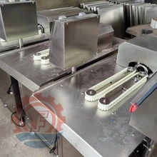 煙熏腸加工流水線設(shè)備香腸雞肉腸生產(chǎn)線紅腸制作成套機器商用