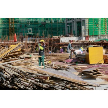 河北石家庄出国到香港打工，建筑工年薪30万包吃住