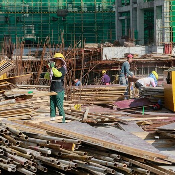 河北石家庄出国到香港打工，建筑工年薪30万包吃住