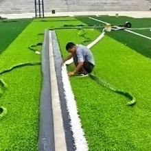 大渡口仿真草坪假草皮圍檔安裝足球場(chǎng)健身房草坪植物墻枯景觀鵝卵