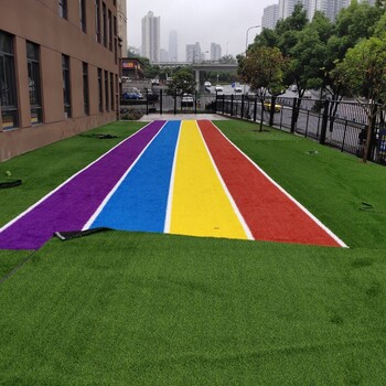 渝北區(qū)仿真草坪屋頂假草坪安裝幼兒園人造草皮電梯井景觀造景