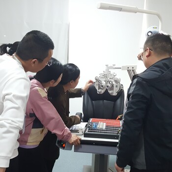 眼鏡定配工職業前景如何