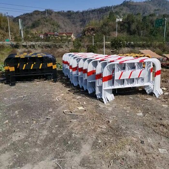 浙江義烏市鍍鋅管鐵馬護欄、移動道路工地臨時施工隔離安全防護欄