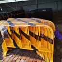 義烏鍍鋅鐵馬護欄圍欄、交通護欄移動商場圍擋可定制臨時白紅柵欄