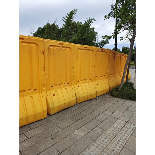 浙江義烏市塑料三孔水馬、交通道路施工注水圍欄防撞桶移動護欄