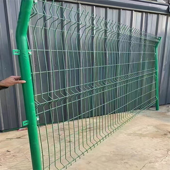 武漢東西湖廠家定制雙邊鐵絲網(wǎng)圍欄/圈山雙邊絲護(hù)欄1.8米高隔離欄