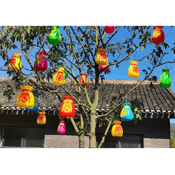 太原節日掛樹上的彩燈閃燈串燈立體福袋燈五彩福字錢袋子景觀燈