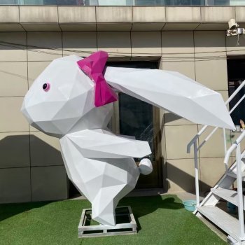 抽象兔子雕塑制作-街道标识-山东镀锌板兔子雕塑