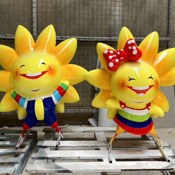 玻璃鋼花朵IP吉祥物卡通公仔雕塑是幼兒園的萌寵，承載學(xué)校文化