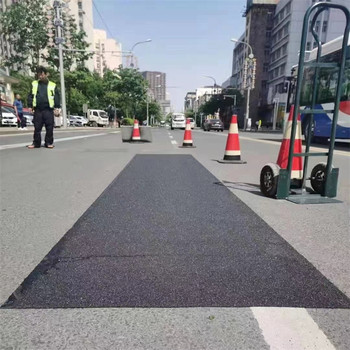 自粘式路面防水贴：防水解决方案，守护道路安全