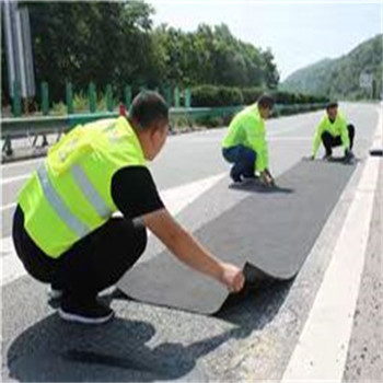 宿遷公路防裂修補用網裂貼廠家瀝青路面龜裂貼多少錢