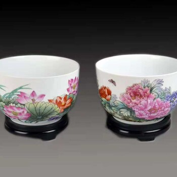 張松茂大師創(chuàng)作富貴祥和粉彩對(duì)碗畫面構(gòu)圖飽滿，疏密有致