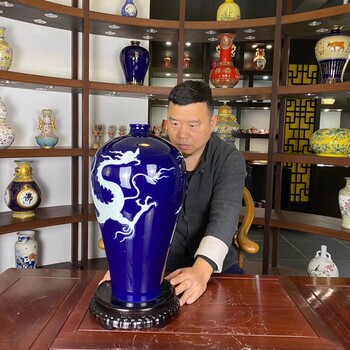 陽士琦大師創(chuàng)作龍騰盛世霽藍釉白龍紋梅瓶規(guī)格價值圖文詳情