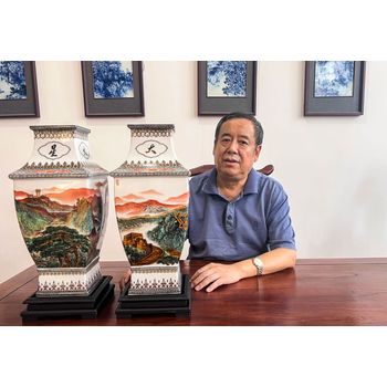 許國(guó)勝、徐桃生聯(lián)袂創(chuàng)作《井岡情·長(zhǎng)城韻》大國(guó)雙尊瓷瓶