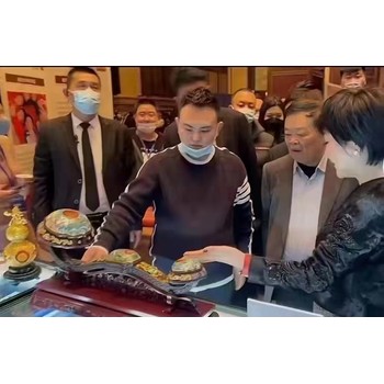 鐘連盛、程淑美《萬事如意》花絲景泰藍以故宮經(jīng)典三鑲如意為原型