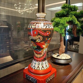 戴嘉林創(chuàng)作景泰藍(lán)鑲玉五彩鳳凰瓶