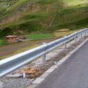 道路護欄板熱鍍鋅高速公路波形護欄雙波三波農村鄉村護欄配件交通