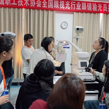 眼鏡店驗光師：技能大揭秘