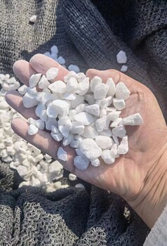 平凉崆峒区足球场填充雪花白沙子20-30目金刚砂生产基地