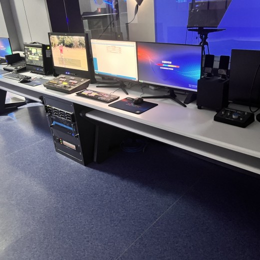 多功能录播室提供丰富的3D场景库，真三维演播室