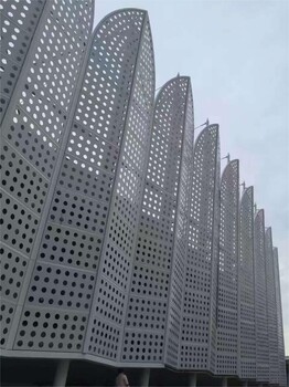 雄乾金屬沖孔網(wǎng)，孔型大小均可定制，多種場景適用