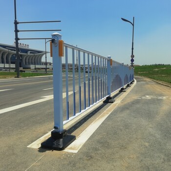 信陽鋅鋼市政道路護欄小區(qū)交通安全防撞圍欄城市馬路中央隔離柵欄