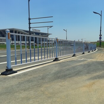 信陽鋅鋼市政道路護欄小區(qū)交通安全防撞圍欄城市馬路中央隔離柵欄