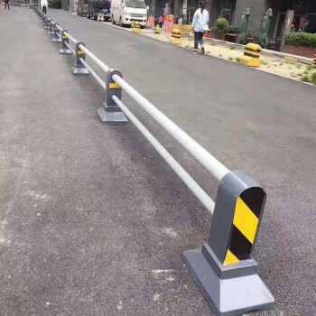 信陽鋅鋼市政道路護欄小區(qū)交通安全防撞圍欄城市馬路中央隔離柵欄